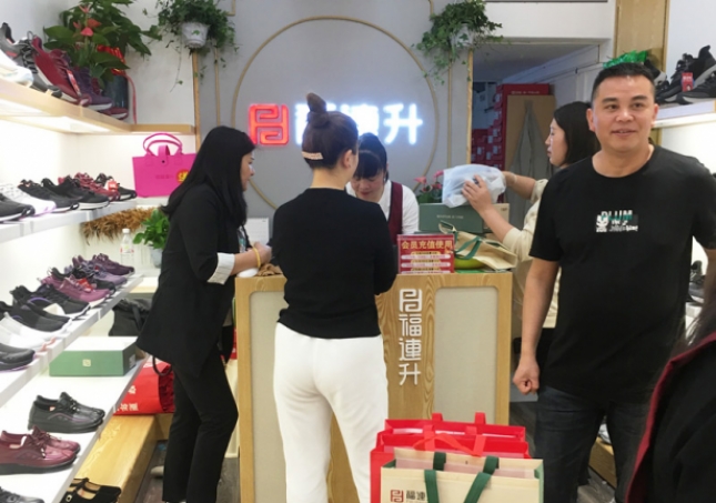鞋店如何通過“鞋子以舊換新”的活動盈利？